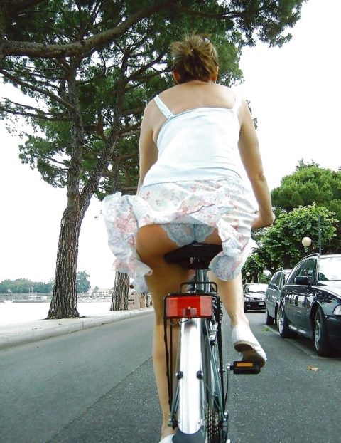 【パンチラ盗撮】街中で撮られてしまった自転車女子のパンティをご覧くださいｗｗｗｗ・12枚目