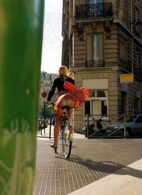 【パンチラ盗撮】街中で撮られてしまった自転車女子のパンティをご覧くださいｗｗｗｗ・14枚目
