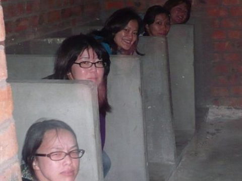 【盗撮】中国の「女子トイレ」が盗撮の宝庫だと話題に。。これはヒドイ・1枚目