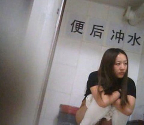【盗撮】中国の「女子トイレ」が盗撮の宝庫だと話題に。。これはヒドイ・3枚目