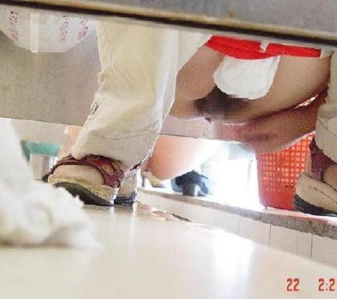 【盗撮】中国の「女子トイレ」が盗撮の宝庫だと話題に。。これはヒドイ・22枚目