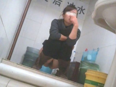 【盗撮】中国の「女子トイレ」が盗撮の宝庫だと話題に。。これはヒドイ・25枚目