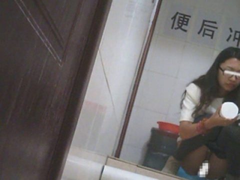 【盗撮】中国の「女子トイレ」が盗撮の宝庫だと話題に。。これはヒドイ・26枚目
