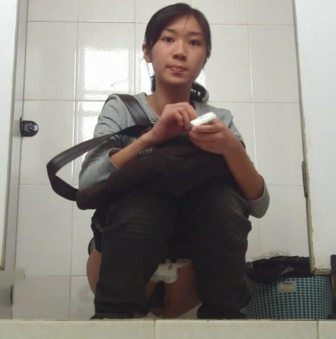 【盗撮】中国の「女子トイレ」が盗撮の宝庫だと話題に。。これはヒドイ・27枚目