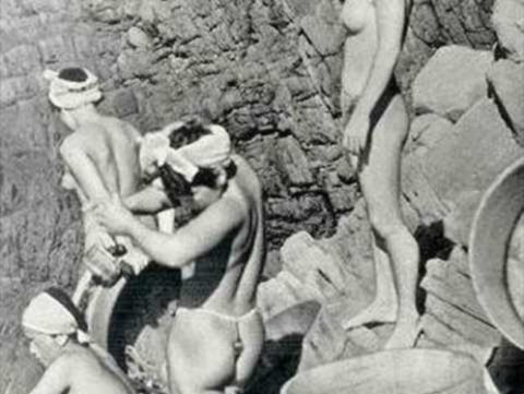 【エロ画像】貴重なエロ画像。昔の「海女さん」ガチ全裸で仕事してたｗｗｗｗｗｗ・1枚目