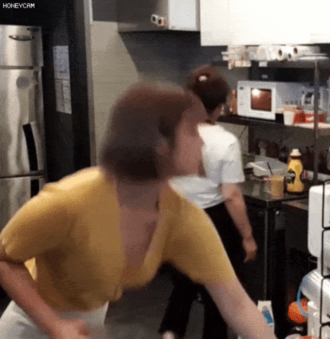 【エロ画像】韓国女子が超ミニスカでバイトしてる店で撮影されたエロ画像がこれｗｗｗｗｗｗ・10枚目