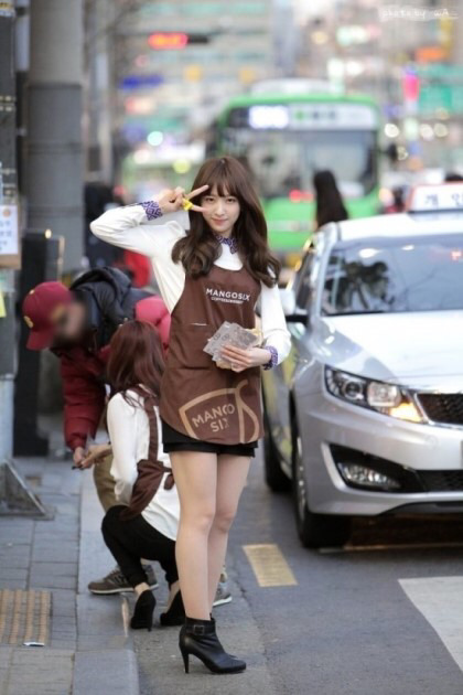 【エロ画像】韓国女子が超ミニスカでバイトしてる店で撮影されたエロ画像がこれｗｗｗｗｗｗ・12枚目