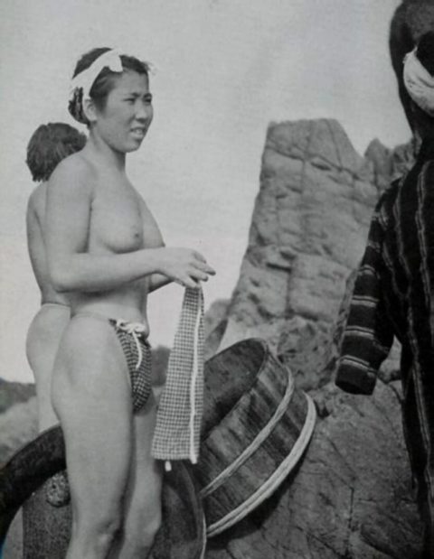 【エロ画像】貴重なエロ画像。昔の「海女さん」ガチ全裸で仕事してたｗｗｗｗｗｗ・3枚目