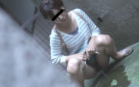 【エロ画像】羞恥心が無くなったJKさんお外で放尿して撮影されるｗｗｗｗｗｗ・23枚目
