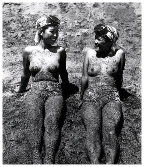 【エロ画像】貴重なエロ画像。昔の「海女さん」ガチ全裸で仕事してたｗｗｗｗｗｗ・7枚目