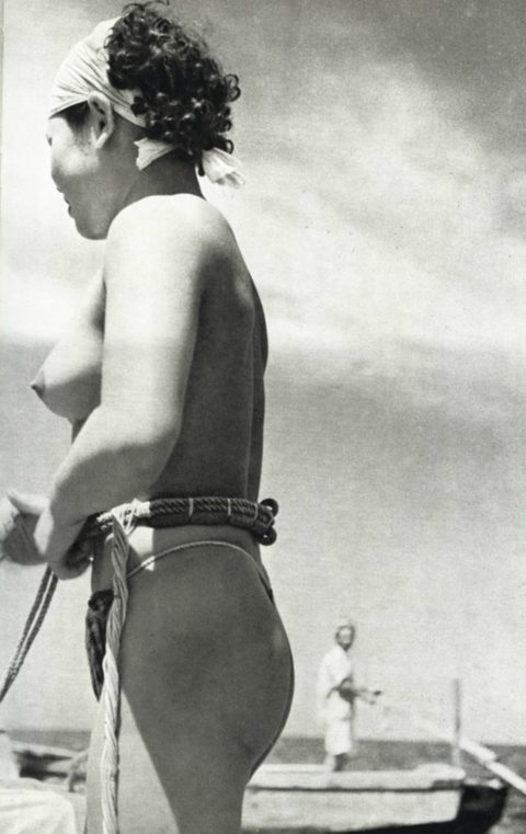 【エロ画像】貴重なエロ画像。昔の「海女さん」ガチ全裸で仕事してたｗｗｗｗｗｗ・8枚目
