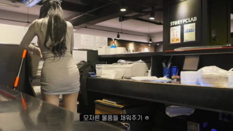 【エロ画像】韓国女子が超ミニスカでバイトしてる店で撮影されたエロ画像がこれｗｗｗｗｗｗ・9枚目