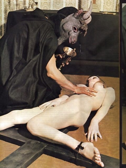 【エロ画像】古の生贄儀式を行った結果。全裸の必要あるんか？ｗｗｗｗｗ・11枚目