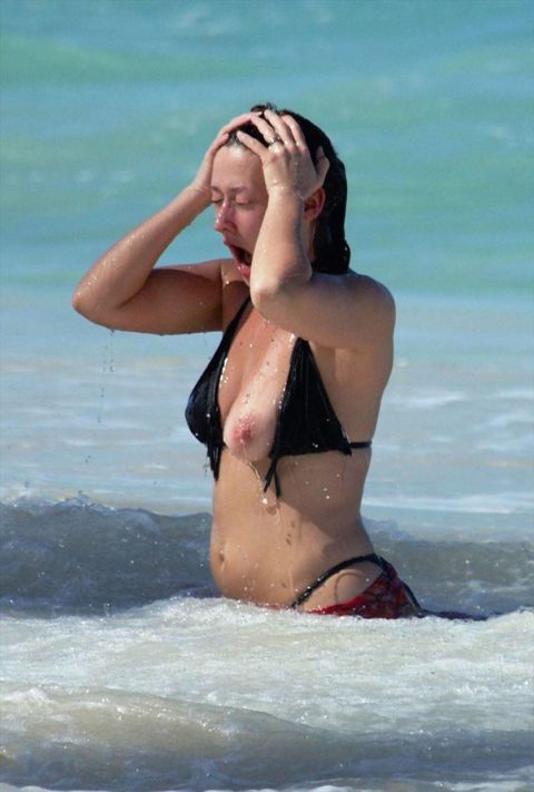 素人の巨乳まんさんがビーチで爆死（ポロリ）してる瞬間ヤッバｗｗｗｗｗｗｗ（エロ画像）・39枚目