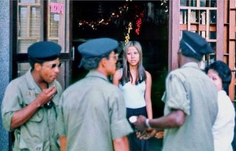 ベトナムの売春婦。。軍御用達らしいけど明らかに若すぎる・・・（エロ画像）・12枚目