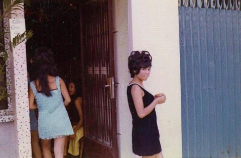 ベトナムの売春婦。。軍御用達らしいけど明らかに若すぎる・・・（エロ画像）・19枚目