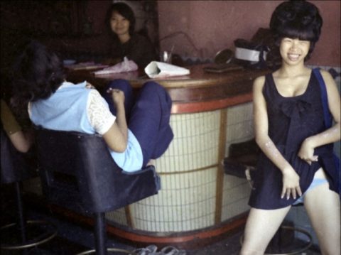 ベトナムの売春婦。。軍御用達らしいけど明らかに若すぎる・・・（エロ画像）・3枚目