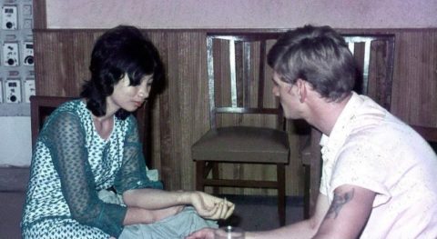 ベトナムの売春婦。。軍御用達らしいけど明らかに若すぎる・・・（エロ画像）・43枚目