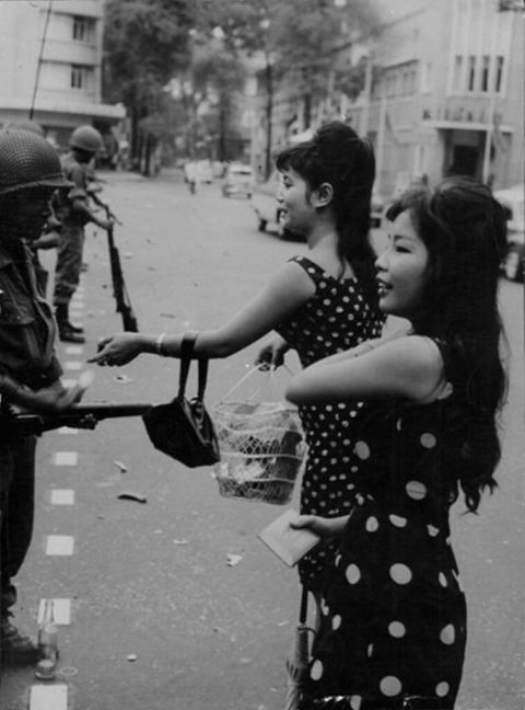 ベトナムの売春婦。。軍御用達らしいけど明らかに若すぎる・・・（エロ画像）・9枚目