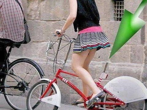 【エロ画像】”ディルド”付いてる自転車に乗った女…こぐ度に上下するのヤバイｗｗｗｗ・1枚目