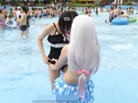 【コスプレ】中国で開催された一般プールでの撮影会。エロすぎて草ｗｗｗｗｗｗ・1枚目