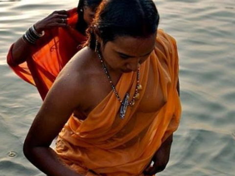 【エロ画像】おっぱい丸出しで水浴びするインドの神大河ｗｗｗｗｗｗｗｗ・1枚目