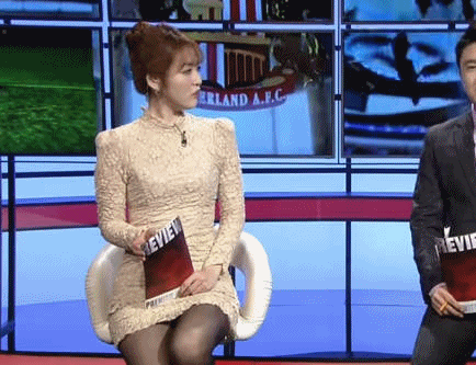 韓国の女子アナさん、ミニスカでパンツがモロ見えのまま放送されるｗｗｗｗ（GIFあり）・2枚目