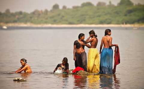 【エロ画像】おっぱい丸出しで水浴びするインドの神大河ｗｗｗｗｗｗｗｗ・2枚目