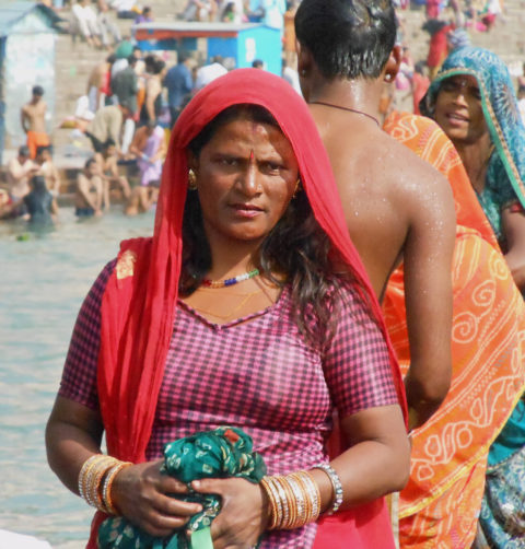 【エロ画像】おっぱい丸出しで水浴びするインドの神大河ｗｗｗｗｗｗｗｗ・11枚目