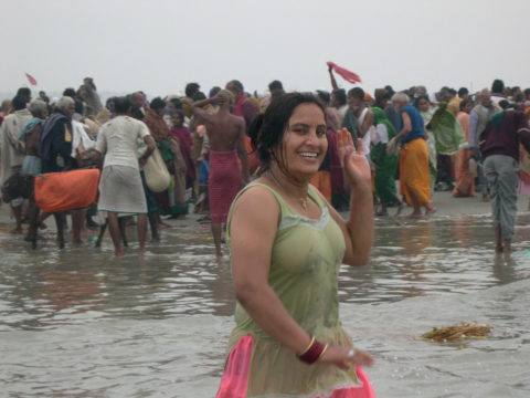 【エロ画像】おっぱい丸出しで水浴びするインドの神大河ｗｗｗｗｗｗｗｗ・14枚目