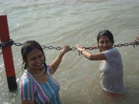 【エロ画像】おっぱい丸出しで水浴びするインドの神大河ｗｗｗｗｗｗｗｗ・15枚目