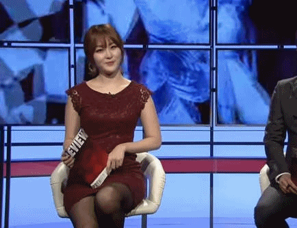 韓国の女子アナさん、ミニスカでパンツがモロ見えのまま放送されるｗｗｗｗ（GIFあり）・16枚目