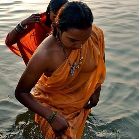 【エロ画像】おっぱい丸出しで水浴びするインドの神大河ｗｗｗｗｗｗｗｗ・16枚目