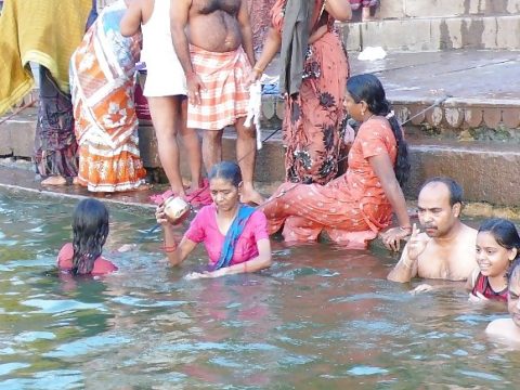 【エロ画像】おっぱい丸出しで水浴びするインドの神大河ｗｗｗｗｗｗｗｗ・3枚目