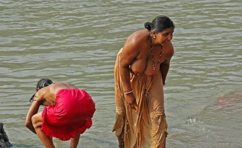 【エロ画像】おっぱい丸出しで水浴びするインドの神大河ｗｗｗｗｗｗｗｗ・8枚目