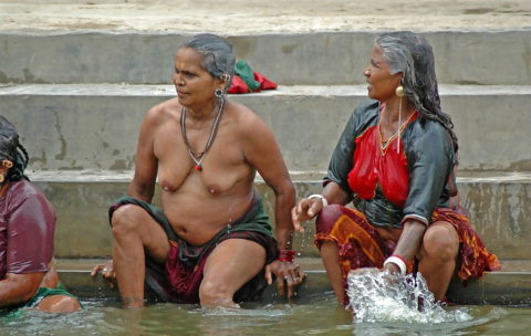 【エロ画像】おっぱい丸出しで水浴びするインドの神大河ｗｗｗｗｗｗｗｗ・9枚目