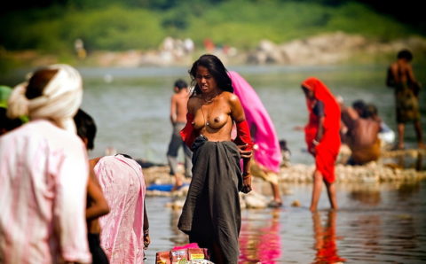 【エロ画像】おっぱい丸出しで水浴びするインドの神大河ｗｗｗｗｗｗｗｗ・10枚目