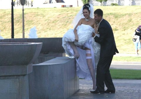 【エロ画像】ウエディングドレスの花嫁にありがちなハプニングｗｗｗｗｗｗ・2枚目