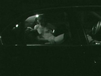 【GIF】カーセックスしてるカップルが至近距離で撮影される。。・2枚目