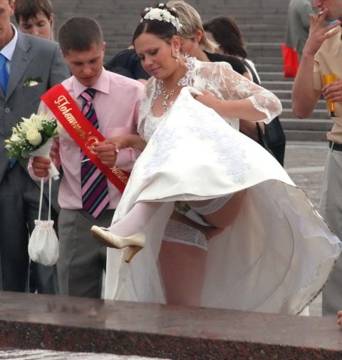 【エロ画像】ウエディングドレスの花嫁にありがちなハプニングｗｗｗｗｗｗ・13枚目