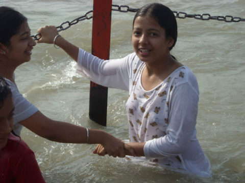 【エロ画像】おっぱい丸出しで水浴びするインドの神大河ｗｗｗｗｗｗｗｗ・17枚目