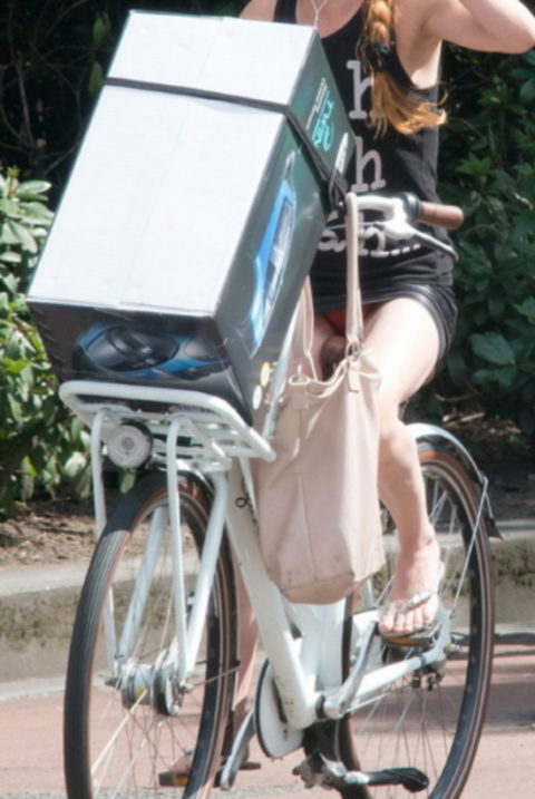 ミニスカ女子さん自転車で疾走してる光景を撮影されパンチラ見放題ｗｗｗｗｗ・18枚目