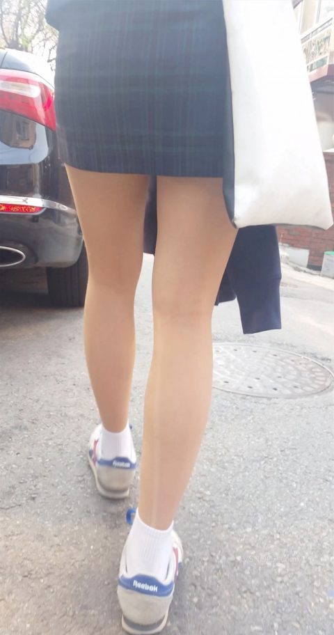 韓国の女子学生さん、ミニスカでお股を集中撮影されるｗｗｗｗｗｗ（22枚）・19枚目
