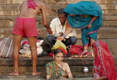 【エロ画像】おっぱい丸出しで水浴びするインドの神大河ｗｗｗｗｗｗｗｗ・19枚目