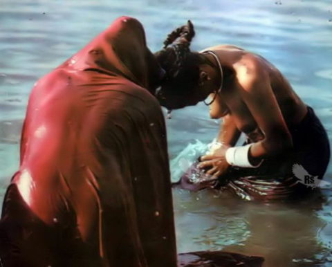 【エロ画像】おっぱい丸出しで水浴びするインドの神大河ｗｗｗｗｗｗｗｗ・21枚目