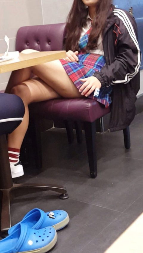 韓国の女子学生さん、ミニスカでお股を集中撮影されるｗｗｗｗｗｗ（22枚）・22枚目
