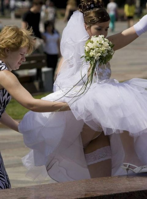 【エロ画像】ウエディングドレスの花嫁にありがちなハプニングｗｗｗｗｗｗ・23枚目