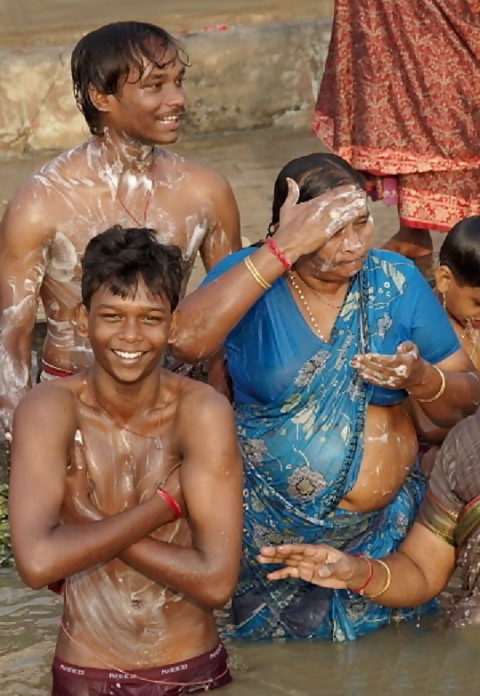【エロ画像】おっぱい丸出しで水浴びするインドの神大河ｗｗｗｗｗｗｗｗ・22枚目