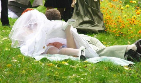 【エロ画像】ウエディングドレスの花嫁にありがちなハプニングｗｗｗｗｗｗ・4枚目