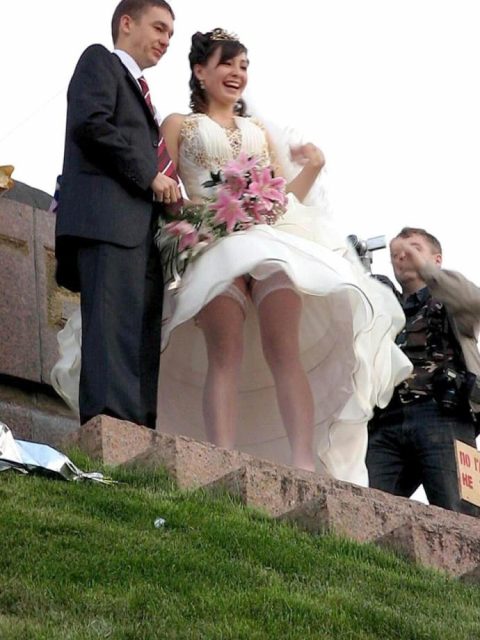 【エロ画像】ウエディングドレスの花嫁にありがちなハプニングｗｗｗｗｗｗ・5枚目